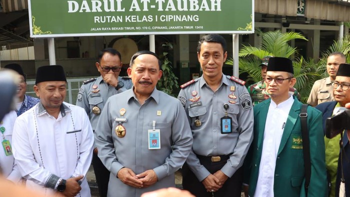 Kepala Kanwil Kemenkumham DKI Jakarta Ibnu Chuldun dan Kepala Kanwil Kemenag DKI Jakarta Cecep Khairul Anwar bersama-sama meresmikan pembangunan ponpes di Rutan Cipinang.