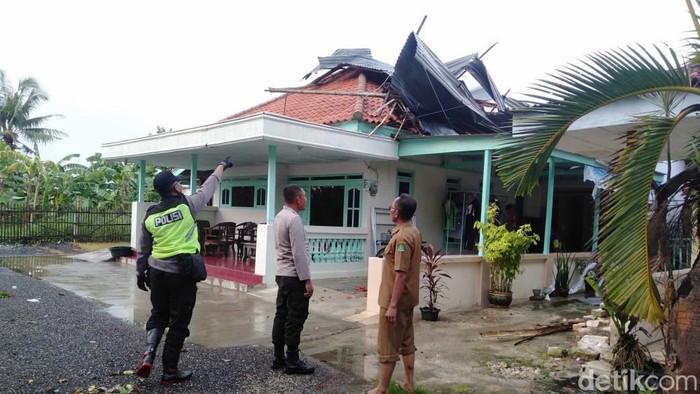 Kerusakan rumah di Desa Nambakor usai diterjang puting beliung.