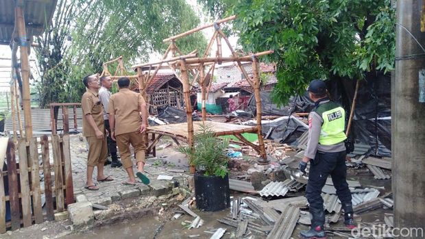 Kerusakan rumah di Desa Nambakor usai diterjang puting beliung.