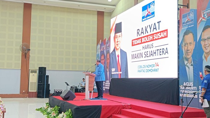 Ketua Majelis Tinggi Partai Demokrat, Susilo Bambang Yudhoyono (SBY), menghadiri acara pertemuan dengan masyarakat Kabupaten Bogor, Jawa Barat di Gedung Jambur Simalem, Cibinong, Selasa (9/1/2024).
