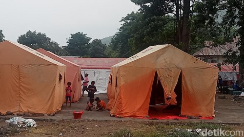 Kondisi lokasi pengungsian erupsi Gunung Lewotobi di Desa Konga, Flores Timur.