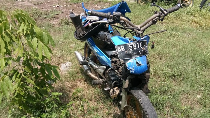 Kondisi sepeda motor yang menabrak mobil di Jalan Imogiri Timur KM.10, Blawong I, Trimulyo, Jetis, Bantul, Selasa (9/1/2024).Kondisi sepeda motor yang menabrak mobil di Jalan Imogiri Timur KM.10, Blawong I, Trimulyo, Jetis, Bantul, Selasa (9/1/2024).