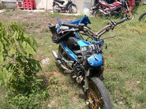 Nyalip Lalu Tabrak Mobil di Jalan Imogiri Timur, 2 Pemotor Terluka