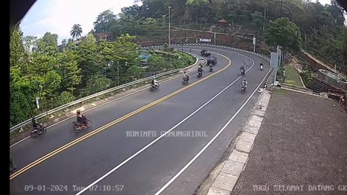 Kondisi lalu lintas di Jalan Jogja- Wonosari, Gunungkidul, Selasa (9/1/2024) pukul 07.10 WIB