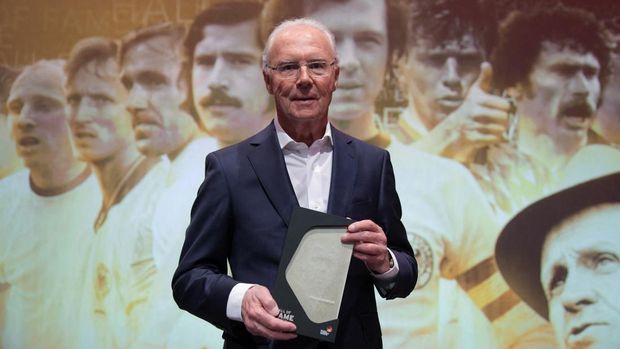 FILE PHOTO: German soccer legend Franz Beckenbauer poses after being included into the Hall of Fame, a permanent exhibition honouring German soccer legends at the German Football Museum in Dortmund, Germany, April 1, 2019.  Ina Fassbender/Pool via REUTERS/File Photo