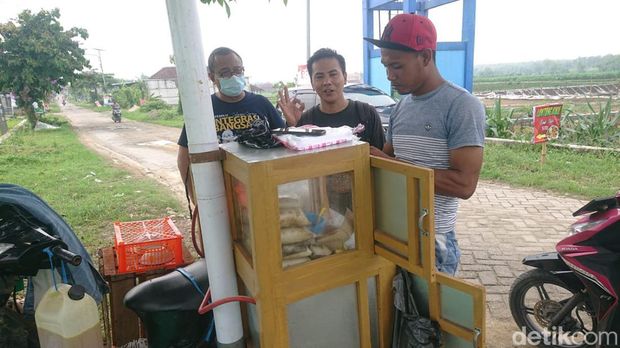Lontong kikil Rp 5 ribu dengan view sawah di Lamongan