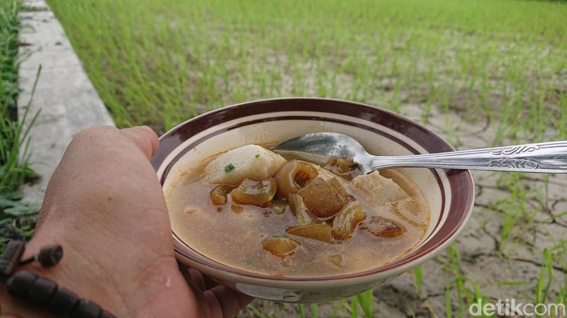 Lontong kikil Rp 5 ribu dengan pemandangan persawahan di Lamongan