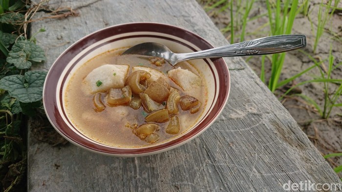 Lontong kikil Rp 5 ribu dengan view sawah di Lamongan