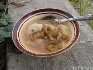 Cuma Rp 5 Ribu! Makan Lontong Kikil Enak dengan Pemandangan Sawah