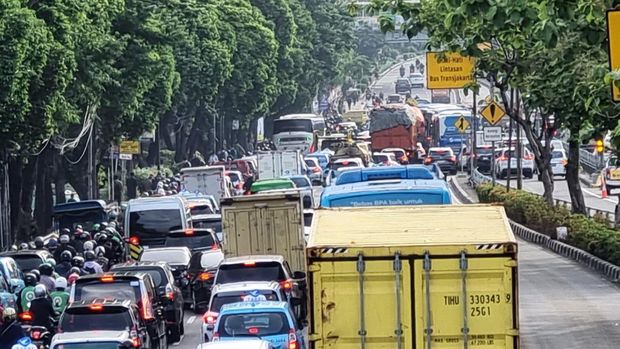 Macet Truk Terguling