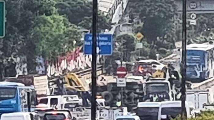 Macet Truk Terguling