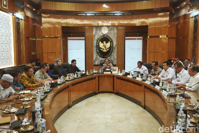 Mahfud Md temui kelompok bernama Petisi 100 yang minta pemakzulan Jokowi, 9 Januari 2023. (Tiara Aliya Azzahra/detikcom)
