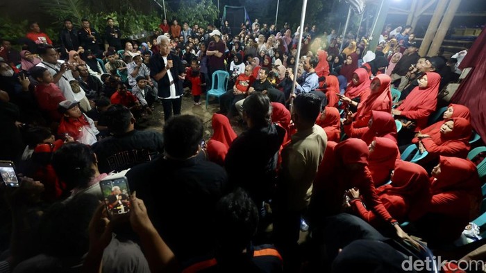 Ganjar Pranowo masih melanjutkan safari politiknya di Jawa Tengah, kali ini ia berdialog langsung dengan warga Desa Watuagung, Banyumas, Jawa Tengah.