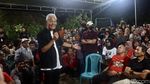 Malam-malam Ganjar Berdialog dengan Warga Watuagung Banyumas