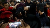 Disana Ganjar terlihat sangat semringah.