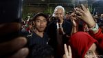 Malam-malam Ganjar Berdialog dengan Warga Watuagung Banyumas