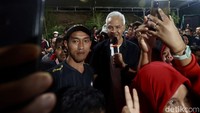 Ia juga terlihat asyik swafoto bersama para warga.