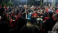 Ini momen saat Ganjar berdialog dengan warga Desa Watuagung, Banyumas, Jawa Tengah, Selasa (9/1/2024).