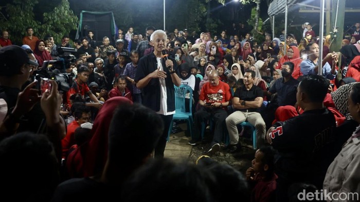Ganjar Pranowo masih melanjutkan safari politiknya di Jawa Tengah, kali ini ia berdialog langsung dengan warga Desa Watuagung, Banyumas, Jawa Tengah.