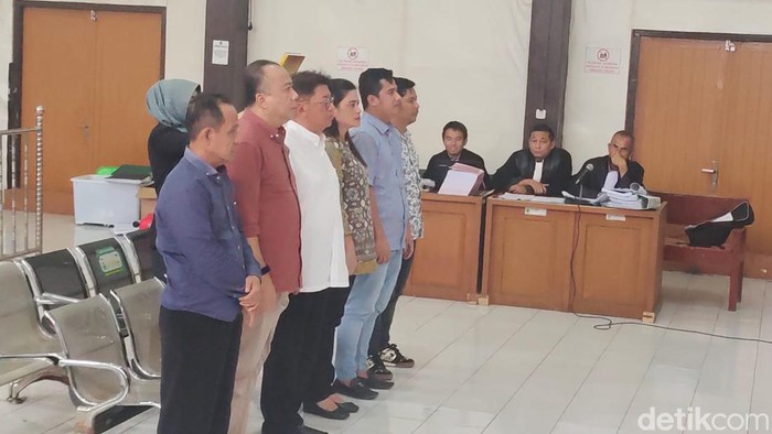 Mantan Geburnur Sumsel Syahrial Oesman (baju putih) menghadiri sidang pembuktian perkara dugaan korupsi dana hibah KONI.
