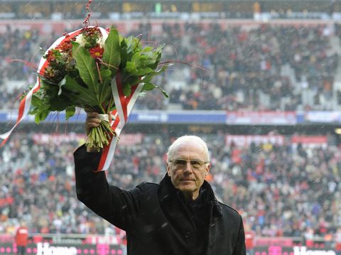 Mantan Presiden Munich Franz Beckenbauer melambai dengan bunga setelah upacara perpisahan sebelum pertandingan sepak bola divisi satu Bundesliga Jerman antara FC Bayern Munich dan Hertha BSC Berlin di stadion di Munich, Jerman selatan, pada Sabtu, 19 Desember 2009. (ASSOCIATED PRESS/Christof Stache)