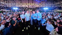 Cawapres nomor urut 2 Gibran Rakabuming menghadiri acara deklarasi dukungan oleh relawan Sameton Gibran di GOR Ngurah Rai, Denpasar, Selasa (9/1/2024). Pengacara kondang Hotman Paris mendampingi Gibran dalam kegiatan kampanyenya itu. (Dok. Tim Gibran Rakabuming)