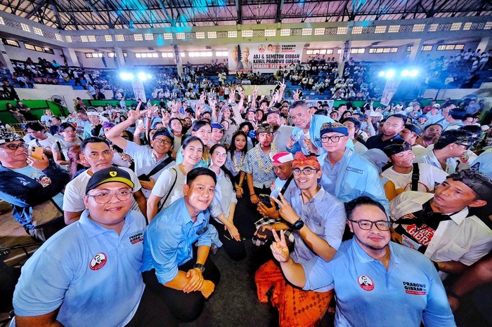 Gibran Rakabuming Raka hadiri deklarasi Semeton Gibran dan Arus Bawah Jokowi Bali, menangkan Prabowo-Gibran satu putaran di GOR Basket Ngurah Rai, Denpasar Bali, Selasa 9 Januari 2024.