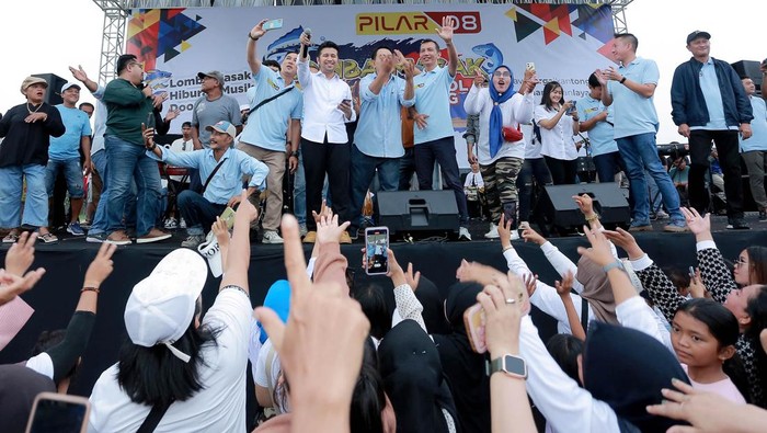Wakil Gubernur Jawa Timur, Emil Dardak menemui masyarakat perikanan Muncar, Banyuwangi untuk menjaring aspirasi masyarakat. Begini potret keseruannya.