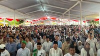Kehadiran Prabowo disambut ribuan masyarakat dan jemaah anggota JSI yang sudah memenuhi halaman pesantren IGM Gandus Palembang sejak pagi hari.