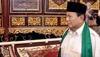 Prabowo yang juga Ketua Dewan Pembina JSI berkesempatan mengunjungi Bayt Al-Quran Al Akbar untuk melihat ukiran Quran yang terbuat kayu dan dilanjutkan silaturahmi dengan puluhan ribu umat dan ulama JSI di lokasi yang sama. 