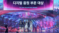 Potret NewJeans saat menerima piala Daesang Song of the Year di gelaran Golden Disc Awards 2024. Lagu Ditto membawa NewJeans ke penghargaan utama penghargaan ini. (Foto: dok. Golden Disc Awards/JTBC)