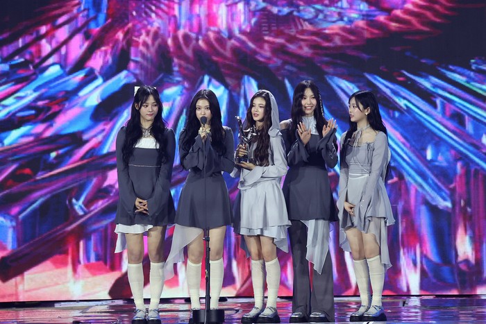 Girlband K-Pop NewJeans saat menerima piala penghargaan Daesang/Song of the Year di Golden Disc Awards 2024, Sabtu (6/1/2024), di Jakarta International Stadium (JIS).