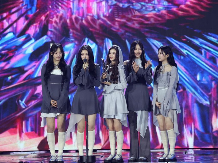 NewJeans Girlband K-Pop NewJeans saat menerima piala penghargaan Daesang/Song of the Year di Golden Disc Awards 2024, Sabtu (6/1/2024), di Jakarta International Stadium (JIS).