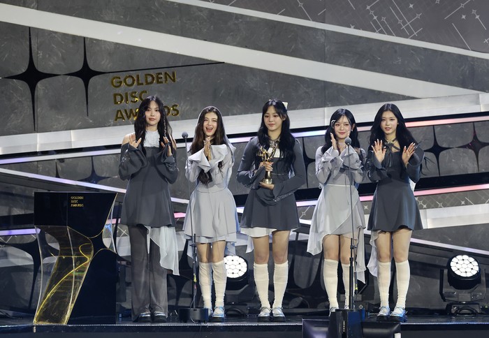 Girlband K-Pop NewJeans saat menerima piala penghargaan Digital Song Bonsang di Golden Disc Awards 2024, Sabtu (6/1/2024), di Jakarta International Stadium (JIS).