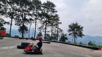 Sedangkan bagi anak-anak yang ingin mencari hiburan yang seru namun cenderung aman juga bisa. Traveler cilik bisa menikmati sajian drift kart. Bermain wahana ini, traveler bisa menjajal sensasi ngedrift di sirkuit yang berada di perbukitan. Kendati seru dan cenderung aman, traveler juga mesti waspada ya ketika bermain ini.