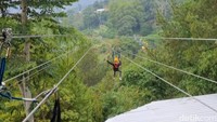 Menikmati panorama alam sambil menantang diri? Traveler bisa bergelantungan melewati perbukitan dengan flying fox. Ketika detikTravel berkunjung, teriakan para pengunjung yang histeris mewarnai wahana ini.