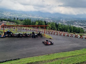 Serunya Menyusuri Perbukitan Lembang dengan Gokart di Noahs Park!