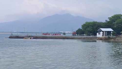 Pantai Lawata, Kota Bima, Nusa Tenggara Barat, beberapa waktu lalu. Pantai Lawata merupakan salah satu sumber pemasukan bagi Pemkot Bima.