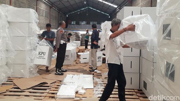 Para pekerka sedang merakit kotak suara di gudang KPU di Desa Winong, Kecamatan Boyolali, Kabupaten Boyolali, Selasa (9/1/2024).