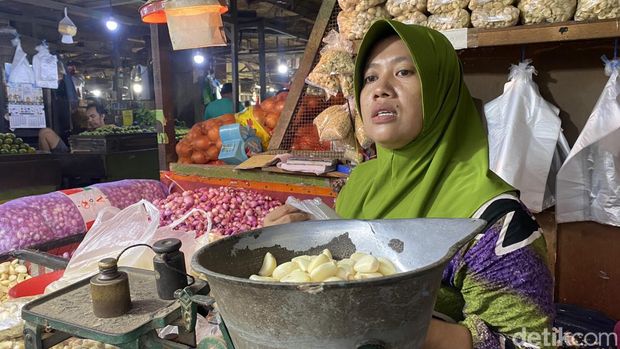 pedagang bawang putih di pasar keputran