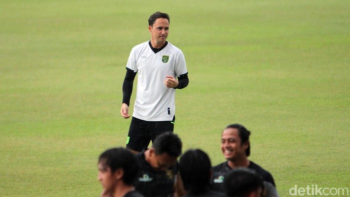 Pelatih Persebaya Paul Munster memimpin latihan tim Persebaya Surabaya menjelang Liga 1 di Lapangan Thor, Surabaya, Selasa (9/1/2024).