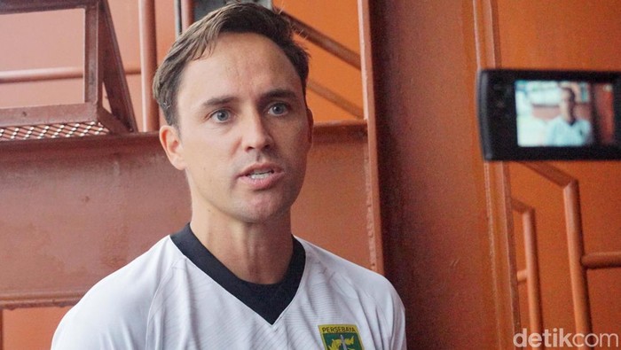 Pelatih Persebaya Paul Munster memimpin latihan tim Persebaya Surabaya menjelang Liga 1 di Lapangan Thor, Surabaya, Selasa (9/1/2024).