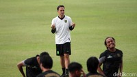 Paul Munster saat mendampingi latihan timn Persebaya Surabaya di Lapangan Thor Surabaya.
