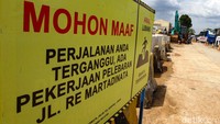 Pelebaran jalan untuk mengatasi kemacetan bottle neck. Jalan dilebarkan di kedua jalur.  