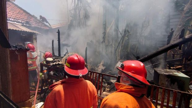 Pemadaman kebakaran di Pasuruan.