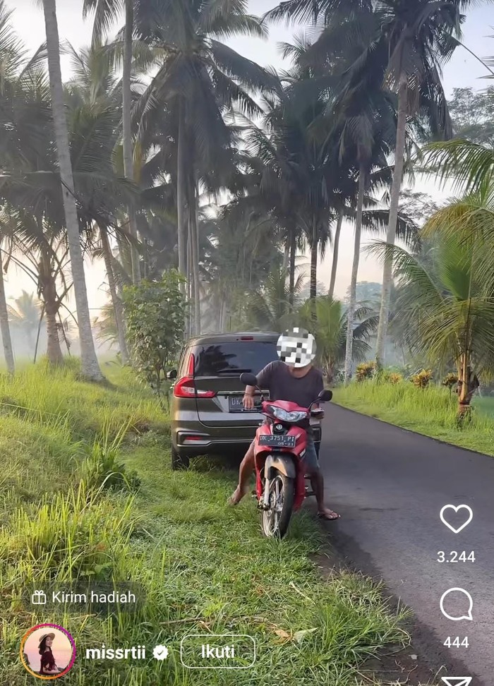 Seorang pria yang diduga memalak turis saat berfoto di jalan desa, di Bangli, Bali, Senin (8/1/2024).