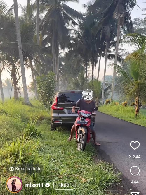 Seorang pria yang diduga memalak turis saat berfoto di jalan desa, di Bangli, Bali, Senin (8/1/2024).