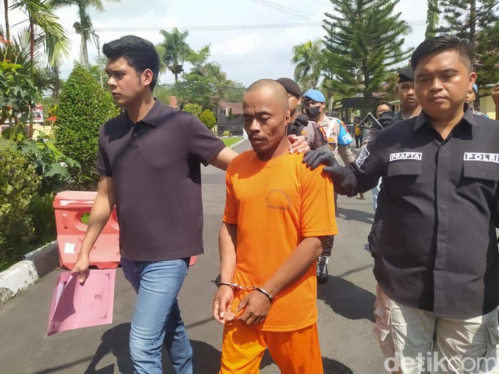 Pelaku pembunuhan S (44) yang tega menghabisi istrinya Andriyani (50) di Salaman Kabupaten Magelang dibawa ke Polresta Magelang Selasa (9/1/2024).