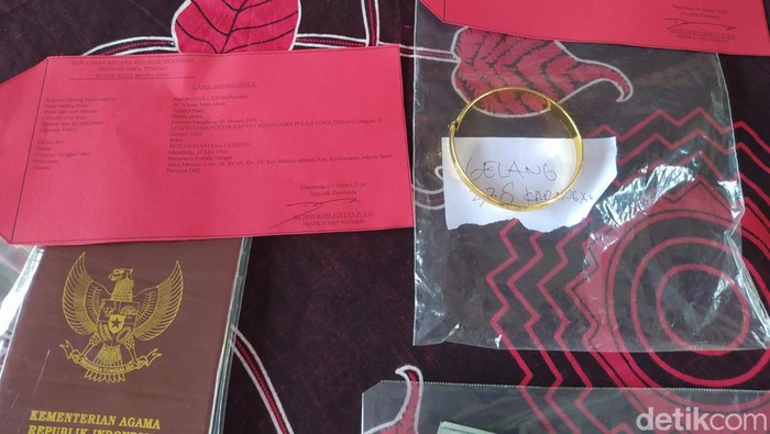 Barang bukti gelang yang merupakan petunjuk keberhasilan mengungkap pelaku pembunuhan suami terhadap istri di Salaman Magelang Selasa (9/1/2024).
