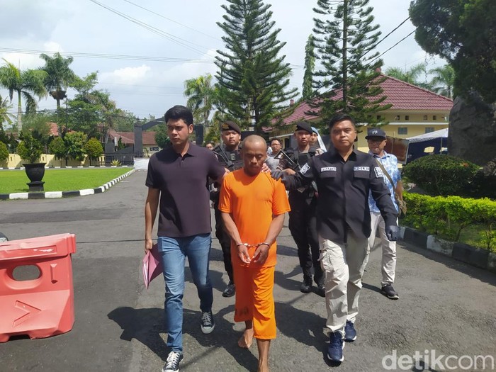 Pelaku pembunuhan S (44) yang tega menghabisi istrinya Andriyani (50) di Salaman Kabupaten Magelang dibawa ke Polresta Magelang Selasa (9/1/2024).